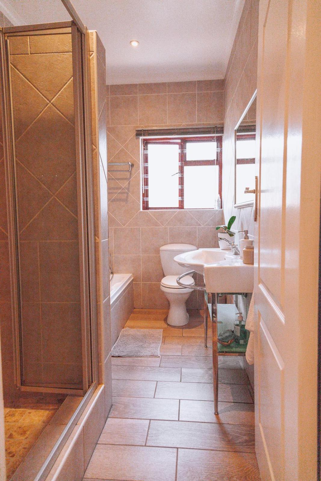 Holiday home 15 On Boundary, Constantia -diep River Area
