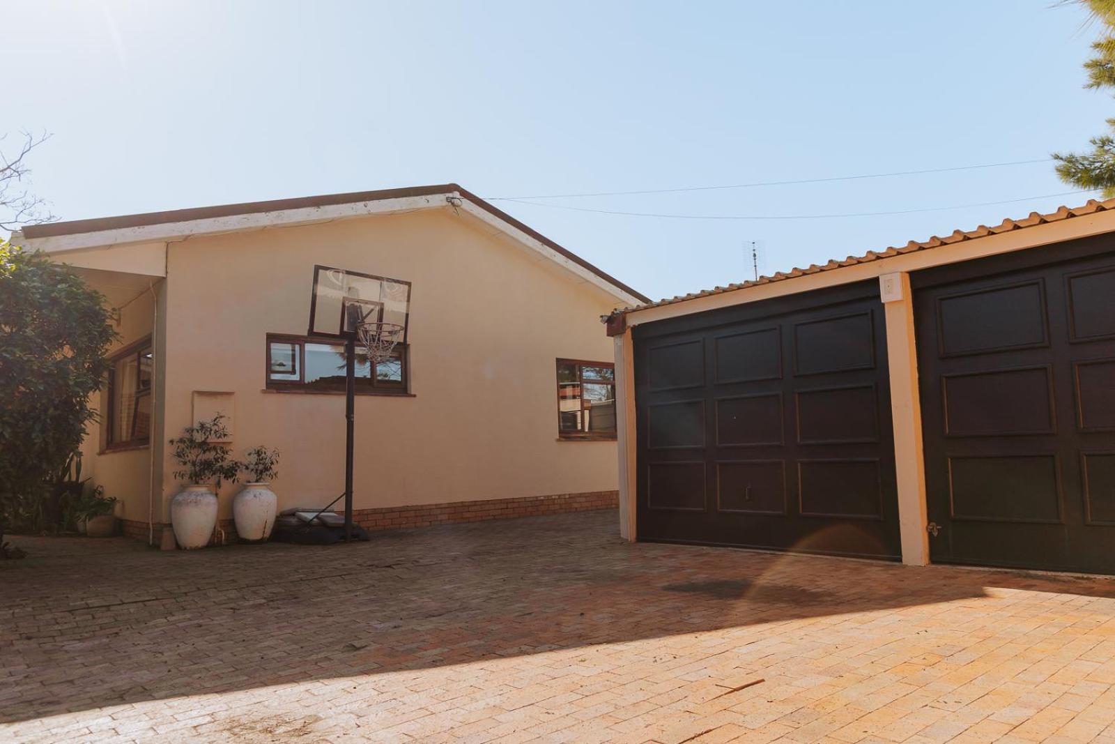 15 On Boundary, Constantia -diep River Area * Cape Town