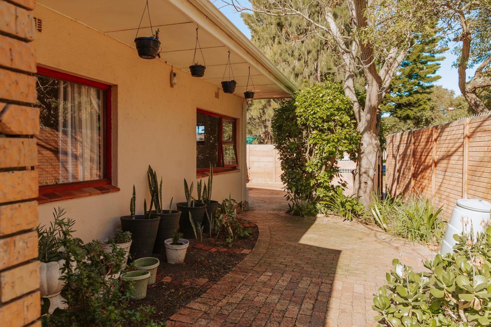 Holiday home 15 On Boundary, Constantia -diep River Area *